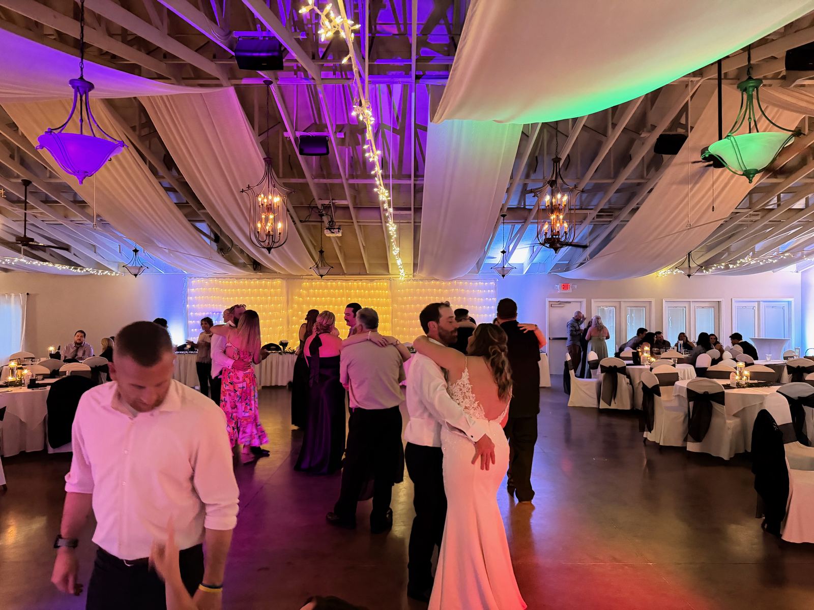 Guests gathered on the dance floor during the Eberhart wedding reception