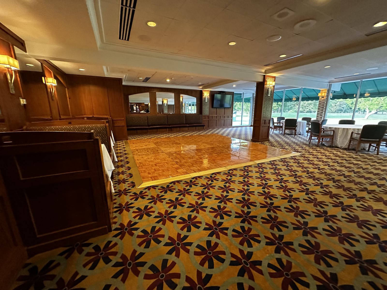 Full reception-room layout with tables surrounding the dance floor